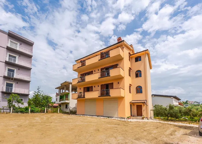 Titi's Apartahotel